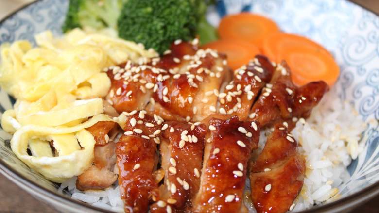 照烧鸡排饭,开吃了,把所有食材拌一拌,米饭吸收了鸡肉汁,非常美味。