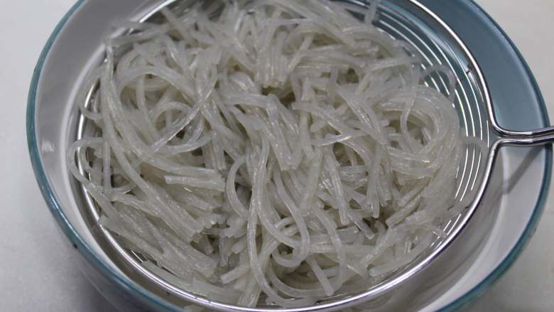 蚂蚁上树,<a style='color:red;display:inline-block;' href='/shicai/ 8780'>红薯粉</a>用温水泡发洗净,从中间剪短,以免太长不好夹