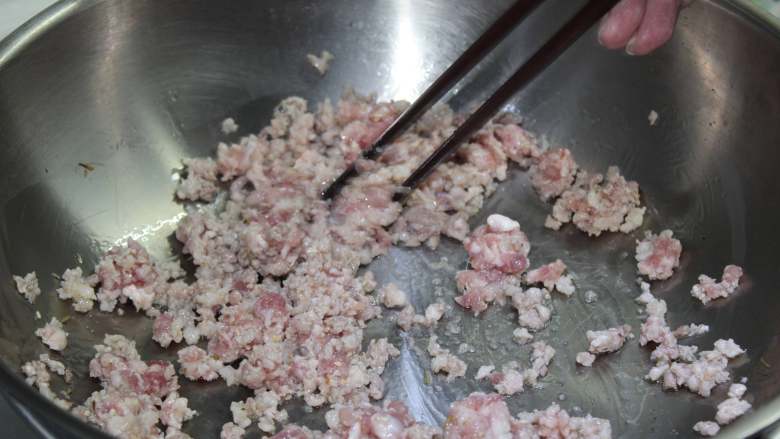 蚂蚁上树,热锅冷油,下肉末炒