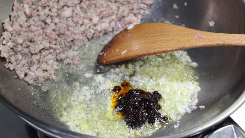 蚂蚁上树,加一勺豆豉(或者豆瓣酱)炒香