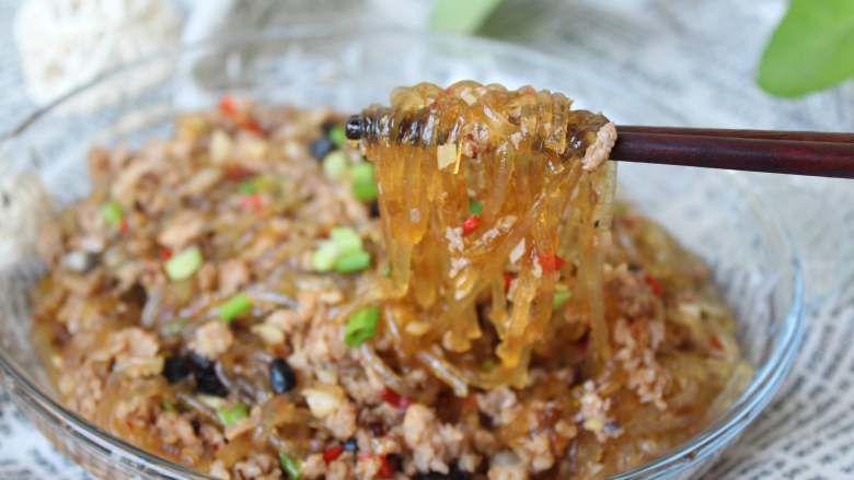 蚂蚁上树,晶莹剔透的粉丝是不是非常诱人,吃独食咯!