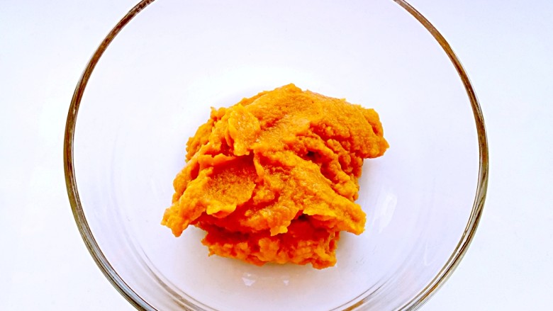 南瓜华夫饼,南瓜去皮切片蒸熟,取<a style='color:red;display:inline-block;' href='/shicai/ 7594'>南瓜泥</a>。