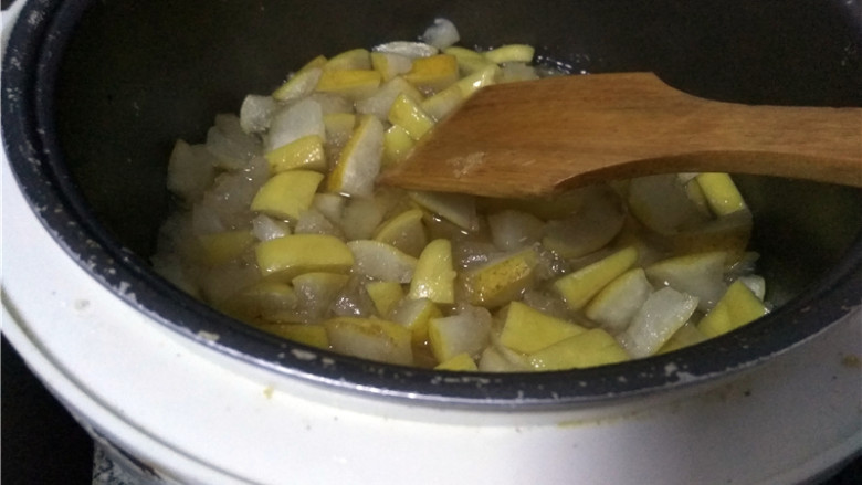 柚子皮糖,开启“煮饭”程序,中途翻拌3次;