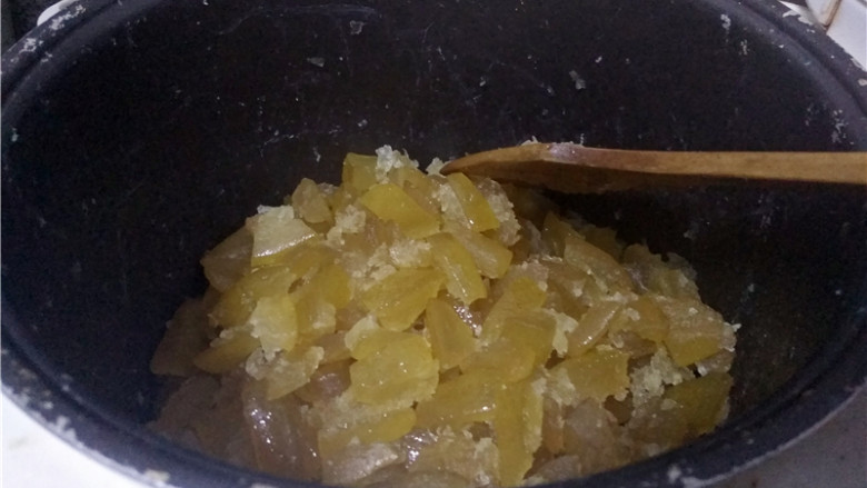 柚子皮糖,程序结束后,不拔电源线,继续保温2小时,让柚子糖充分收汁、变得干爽;