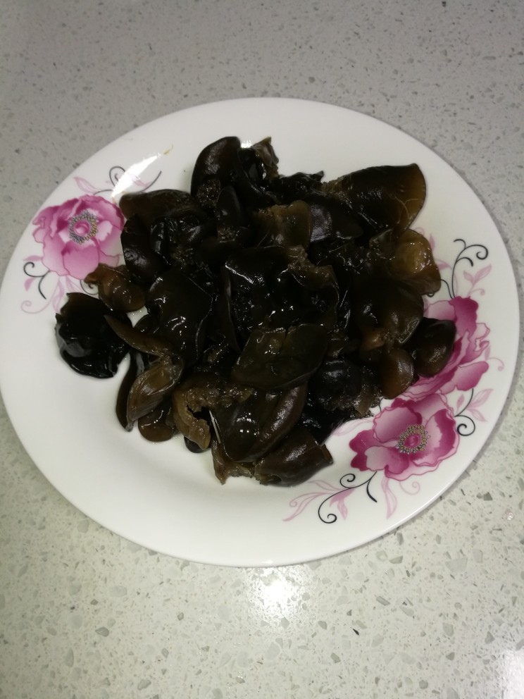 汤品#海参黑木耳虾仁汤#(创建于5/12~2017),黑木耳泡发12小时后,拣净并洗净,备用。