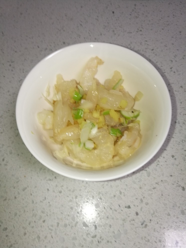 汤品#海参黑木耳虾仁汤#(创建于5/12~2017),虾仁去虾线,洗净,并腌制,加入葱姜、料酒、少许盐,腌制20分钟。