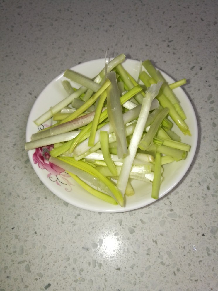 汤品#海参黑木耳虾仁汤#(创建于5/12~2017),蒜黄拣净洗净,改刀切成段,备用。