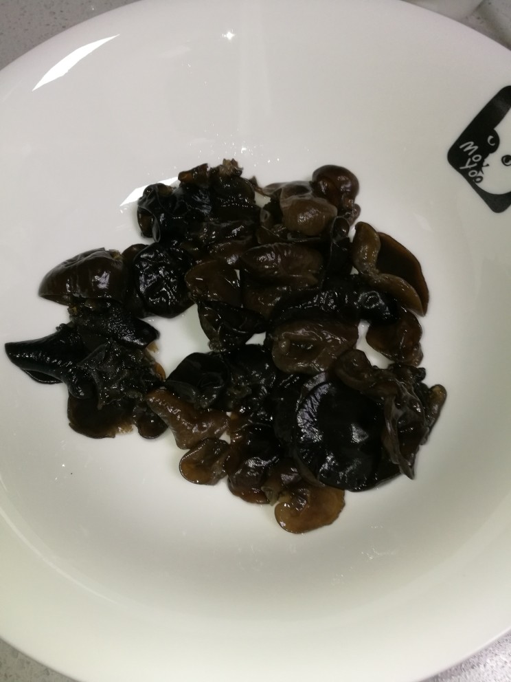 汤品#海参黑木耳虾仁汤#(创建于5/12~2017),经焯水放凉水过晾,备用。