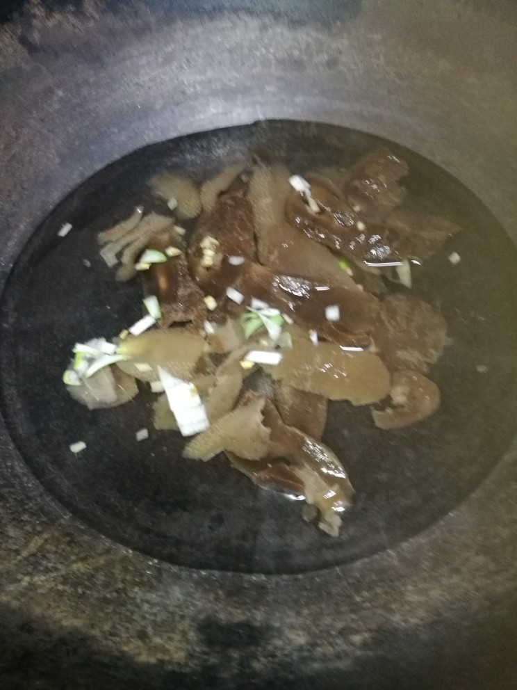 汤品#海参黑木耳虾仁汤#(创建于5/12~2017),起锅注水,放水许盐,海参焯水3分钟。