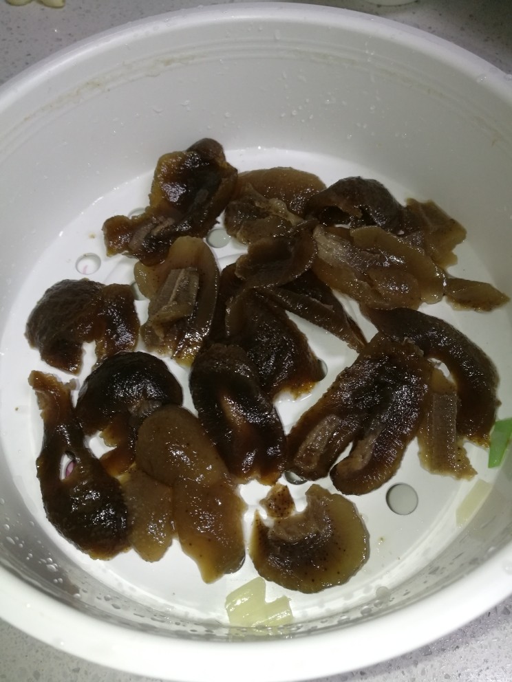汤品#海参黑木耳虾仁汤#(创建于5/12~2017),经焯过水海参,放凉水中过晾,备用。