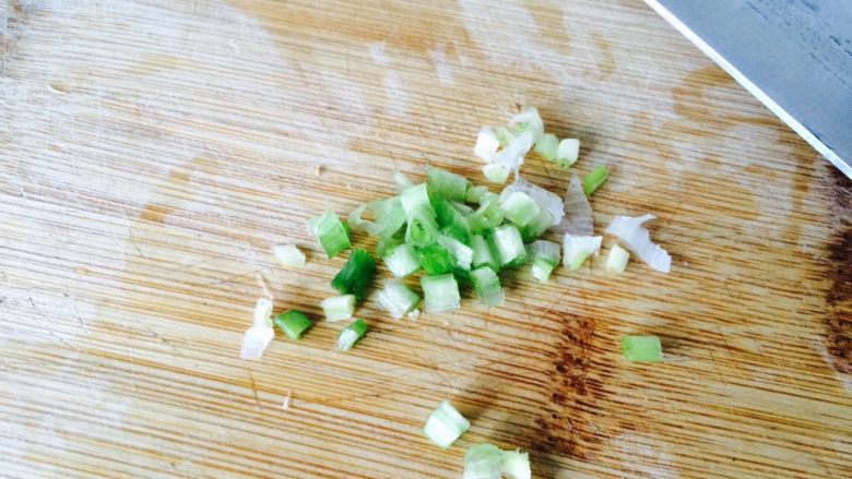 只是叫法不同—珍珠丸子,<a style='color:red;display:inline-block;' href='/shicai/ 163'>葱白</a>切末。