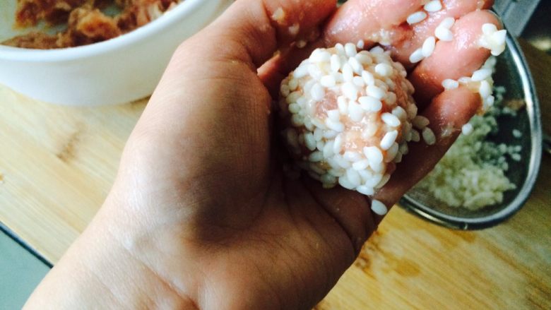 只是叫法不同—珍珠丸子,搓成一个丸子，在糯米里打个滚。