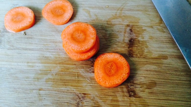 只是叫法不同—珍珠丸子,<a style='color:red;display:inline-block;' href='/shicai/ 25'>胡萝卜</a>洗干净，切6片备用。