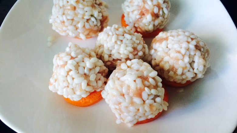 只是叫法不同—珍珠丸子,依次搓好，放在胡萝卜片上。