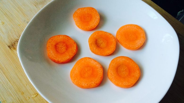 只是叫法不同—珍珠丸子,垫在盘底。当托，这样丸子可以保证圆润饱满。