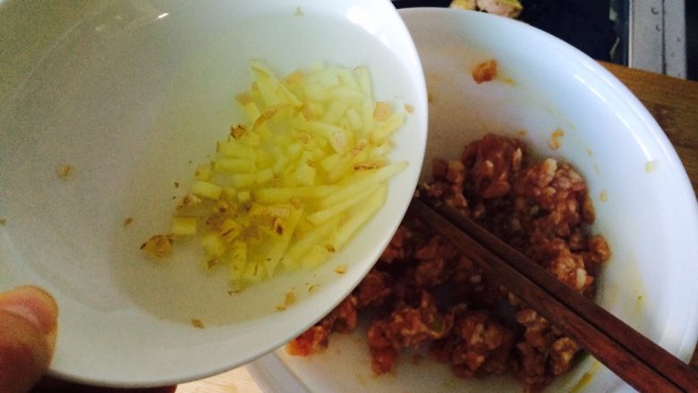 只是叫法不同—珍珠丸子,朝一个方向搅拌均匀，生姜水分两次加入。