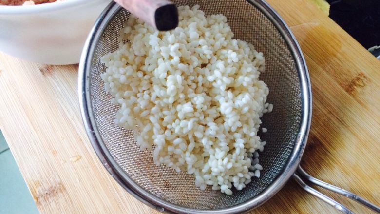 只是叫法不同—珍珠丸子,糯米沥干水分，备用。