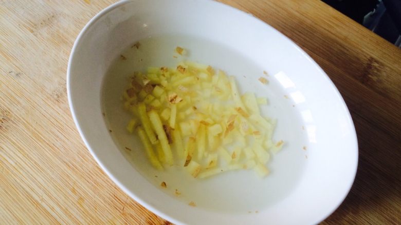 只是叫法不同—珍珠丸子,<a style='color:red;display:inline-block;' href='/shicai/ 2800'>生姜</a>切碎，泡温水里。