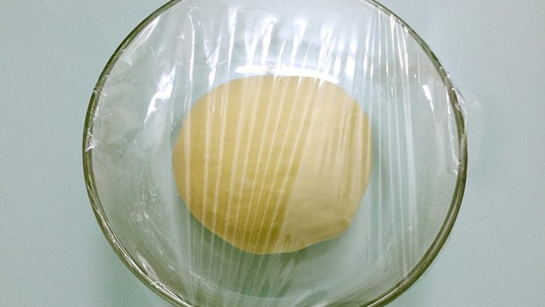 豆沙花式面包,把面团揉圆,盖上保鲜膜放温暖处发酵2-2.5倍大