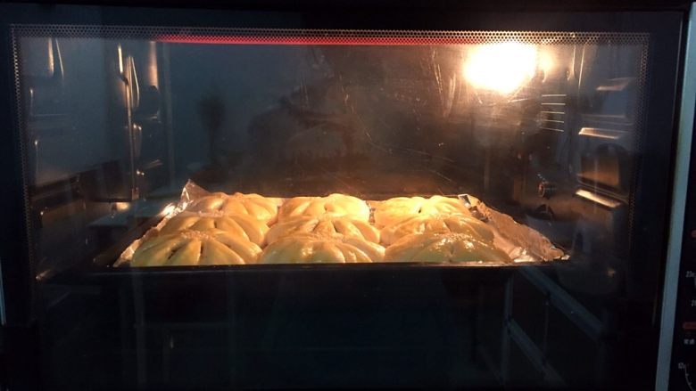 豆沙花式面包,放入预热好的烤箱,上火120度,下火150度,中层15分钟(上色满意加盖锡纸)