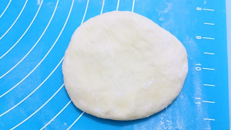 豆沙花式面包,取一面团压扁