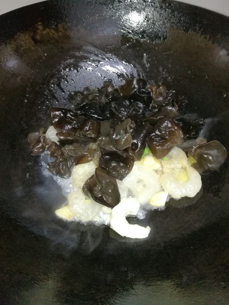 汤品#海参黑木耳虾仁汤#(创建于5/12~2017),再倒入黑木耳,进行翻炒。