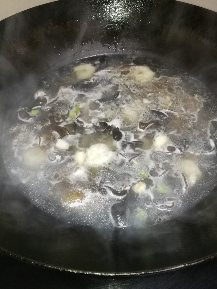 汤品#海参黑木耳虾仁汤#(创建于5/12~2017),再加海参,继续烧煮3分钟。