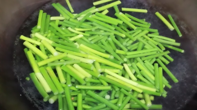 蒜苔炒肉,水烧开,将短节放入开水中