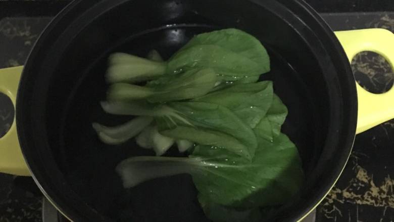 银鱼蔬菜蛋肠,将小青菜放入烧开的沸水中,焯30秒左右,不要超过一分钟。