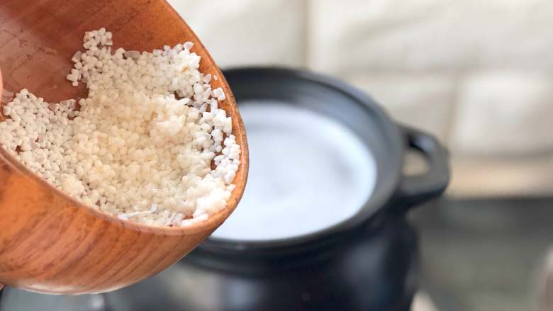 南极磷虾粥,水烧开后,倒入粥米