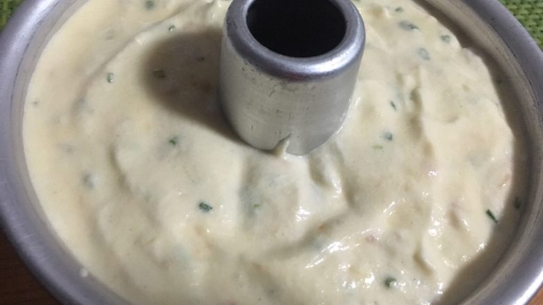 香葱肉松戚风蛋糕,倒入模具,震出大气泡