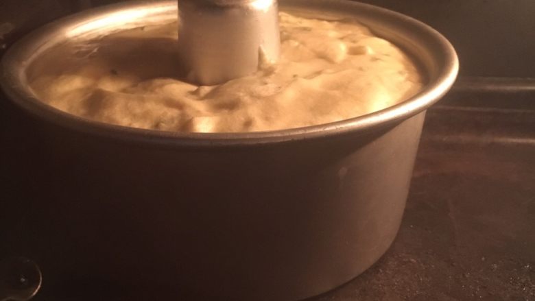 香葱肉松戚风蛋糕,烤箱预热160度,烤约50分钟,出炉倒扣冷却后脱模