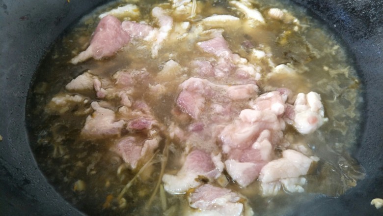 家常酸汤肥牛,锅里加入牛肉片,滑散,煮熟,倒入盆中,然后放葱花和干辣椒,烧热油泼上去就可以了。