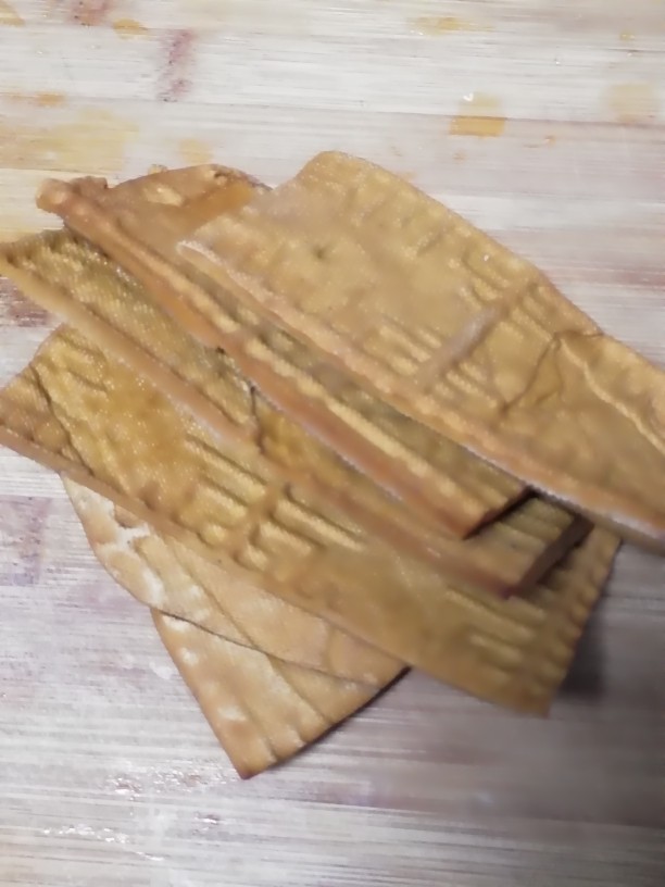 青椒香干肉丝,香干5块,清水洗净