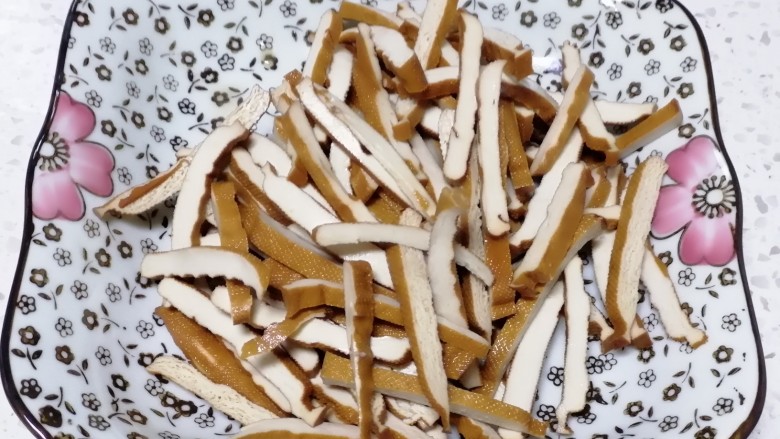 青椒香干肉丝,香干切丝,放于盘中备用