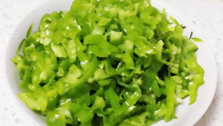 青椒香干肉丝,辣椒切丝(先将辣椒用刀压平,沿纵向切成两半,然后切丝)