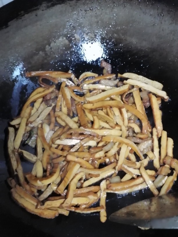青椒香干肉丝,大火翻炒,加入盐(一定要加盐),一点老抽,翻炒后盛入盘中备用