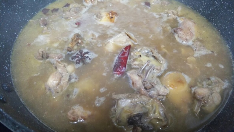 土豆烧鸡块,没过鸡肉即可,中火炖40分钟