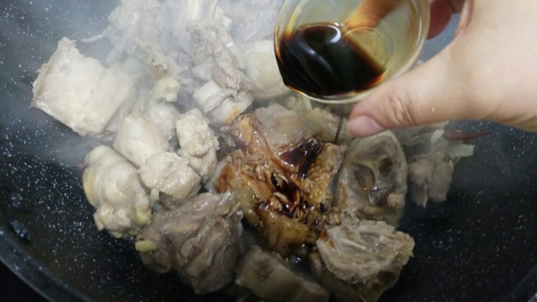 土豆烧鸡块,炒至略熟时,放入<a style='color:red;display:inline-block;' href='/shicai/ 788'>生抽</a>