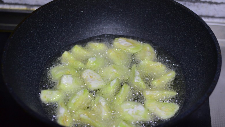 红烧茄子,锅中油热,炸茄子至熟,捞出控油