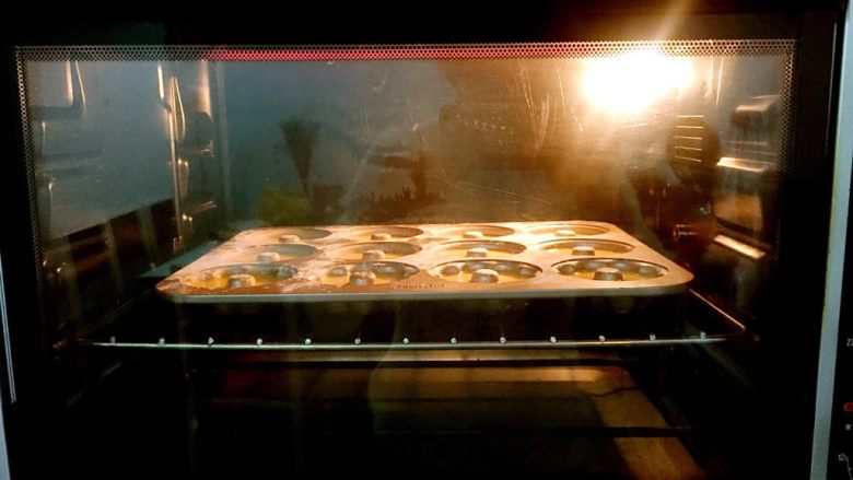 蛋糕甜甜圈,放入预热好的烤箱,上下火150度,中层20分钟