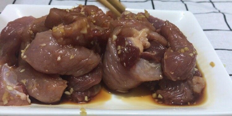 牙签肉,拌匀后腌制5分钟。