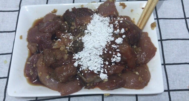牙签肉,放淀粉,拌匀。