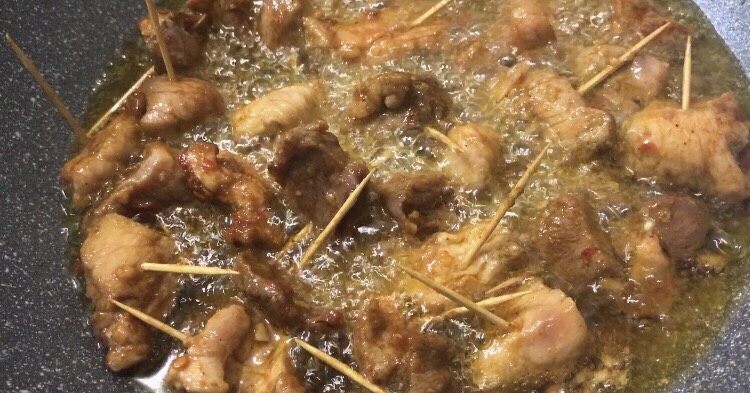 牙签肉,待肉熟透,颜色变成金黄后关火。