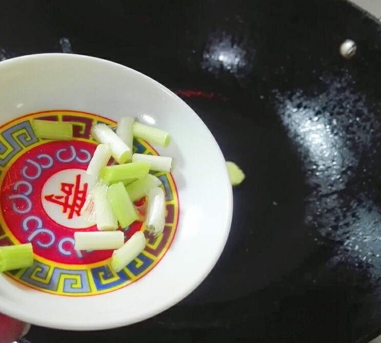 想瘦~吃香菇胡萝卜烧内酯豆腐,放葱白