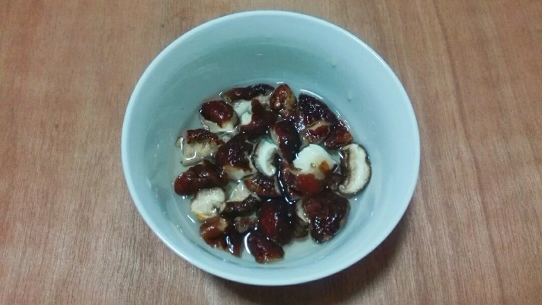 想瘦~吃香菇胡萝卜烧内酯豆腐,香菇用手扳碎,清洗一下,泡清水里面十分钟