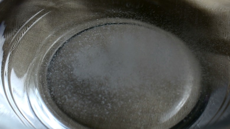 卡通肥牛饭,在清水中撒入半勺盐,搅匀