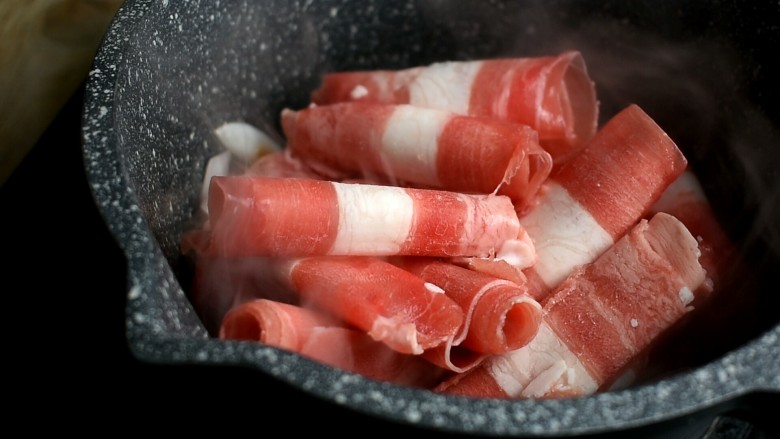 卡通肥牛饭,洋葱稍稍软烂后,下入<a style='color:red;display:inline-block;' href='/shicai/ 226'>肥牛</a>卷