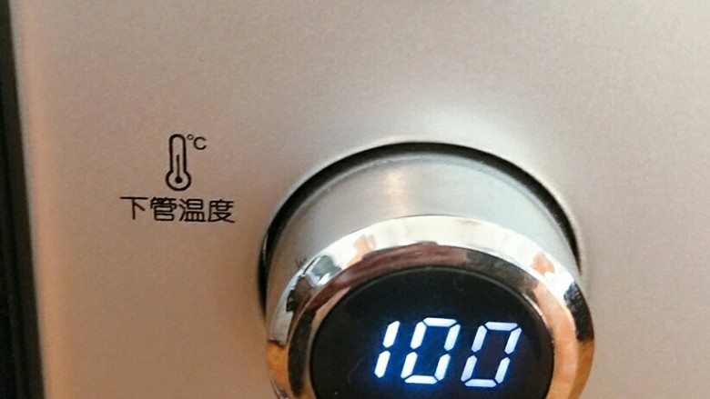 详细版果蔬溶豆,烤箱100度预热,油纸在烤盘在铺好。