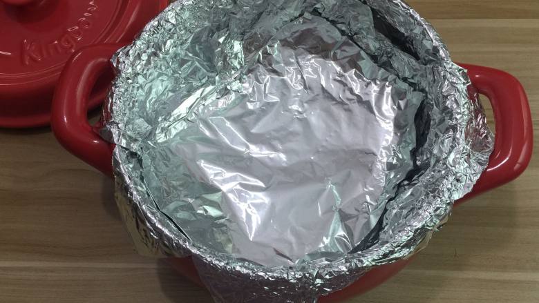 坤博砂锅烤板栗, 折好方形的锡纸铺垫在锅中间
